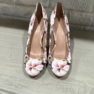 BCBG floral print heels size 9 1/2 new without tags or box
